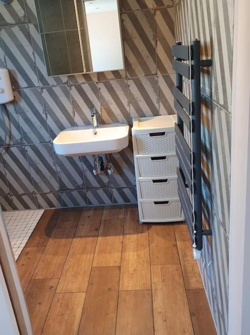 Dog Friendly Little With Patio & Private Driveway *