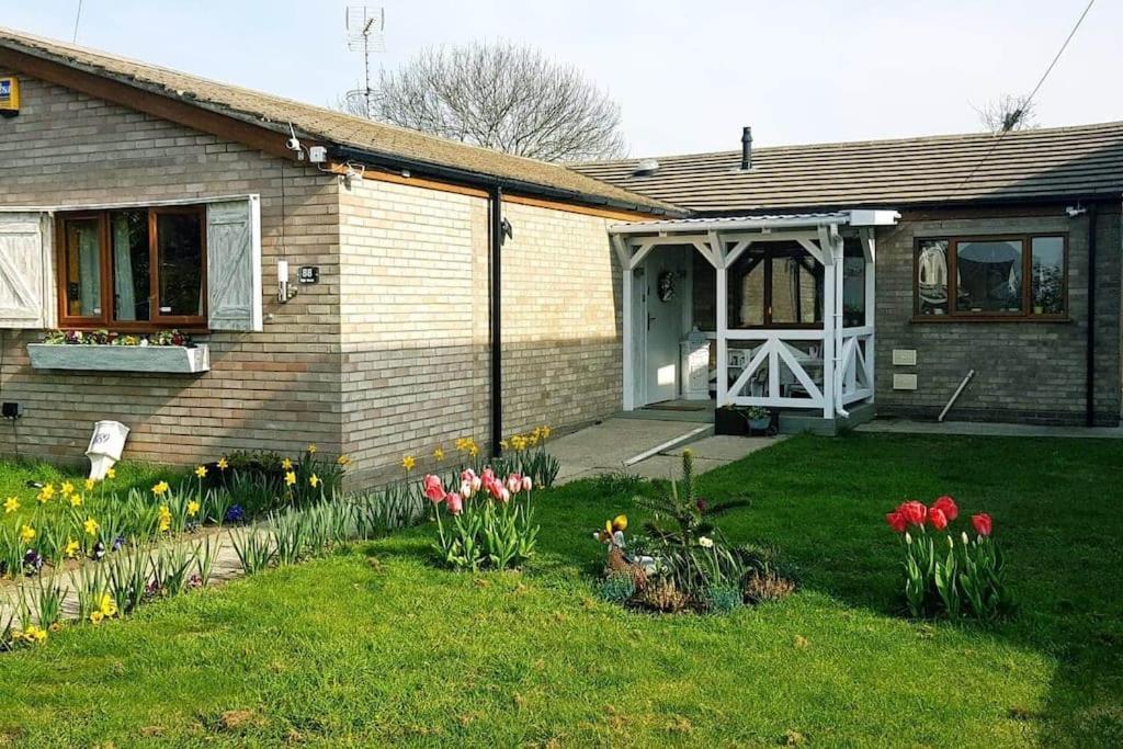 Dog Friendly Little With Patio & Private Driveway *